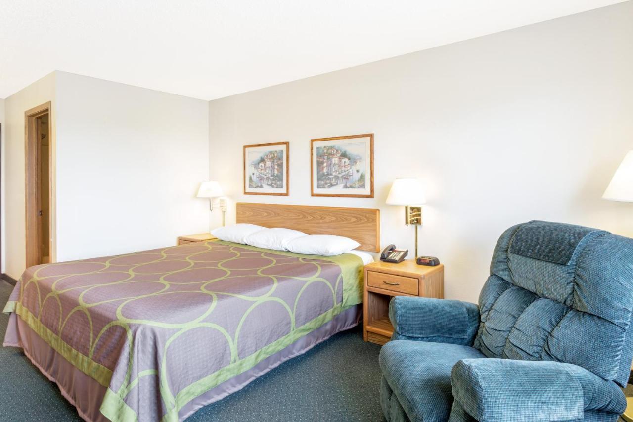 Super 8 By Wyndham Dewitt Hotell Exteriör bild