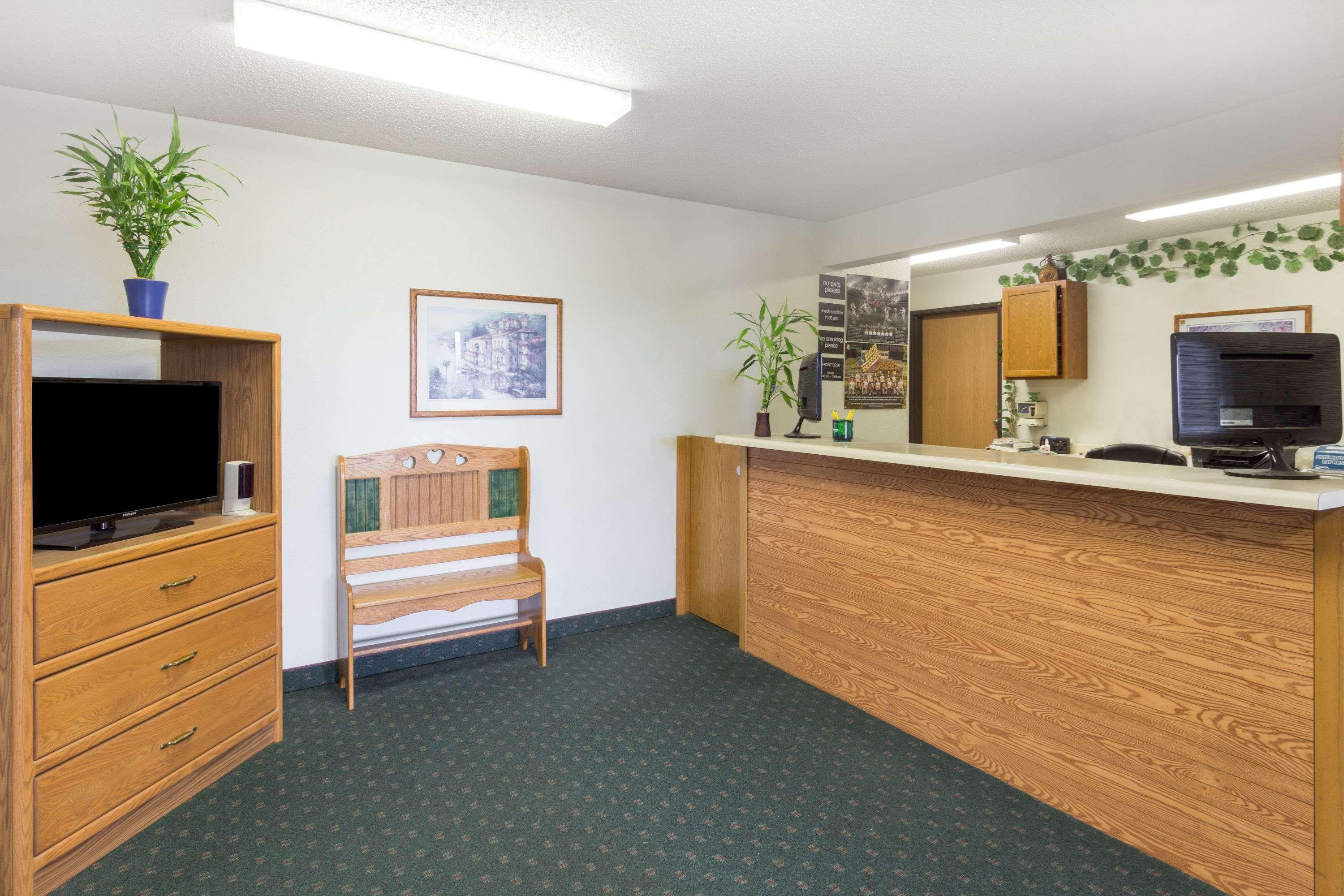 Super 8 By Wyndham Dewitt Hotell Exteriör bild